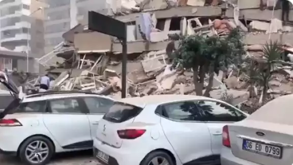 El sismo dejó edificios colapsados en Turquía. Foto: Internet El sismo dejó edificios colapsados en Turquía. Foto: Internet