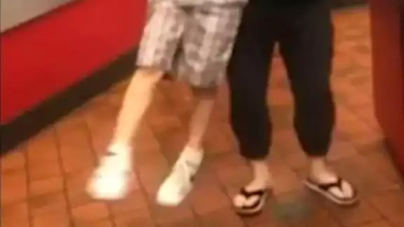 Captan a madre arrojando a su hijo con autismo sobre el suelo
