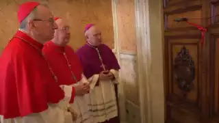 El Cardenal Kevin Joseph Farrell encabezó el ritual de sellar los apartamentos.