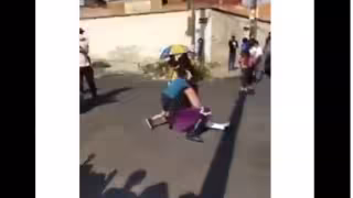 El día de ayer se viralizó el video en el que el luchador lanzó al menor