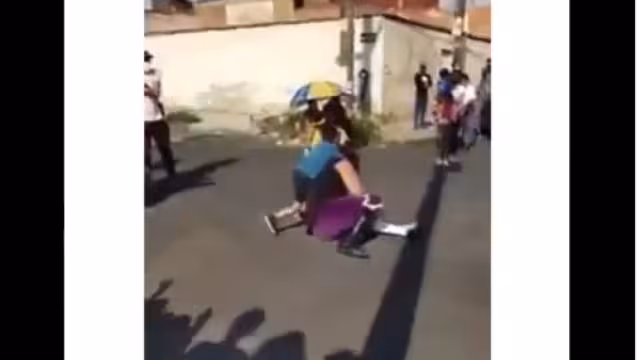 El día de ayer se viralizó el video en el que el luchador lanzó al menor