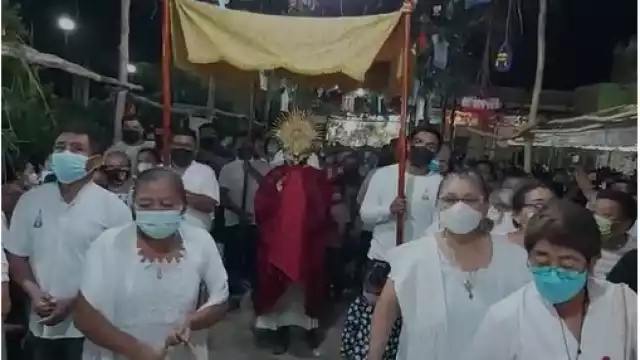Los fieles se congregaron en la parroquia de Hunucmá. Foto: Especial