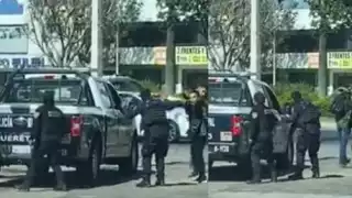 El sujeto armado arremetió varias veces contra los policías. Foto: Captura de Pantalla
