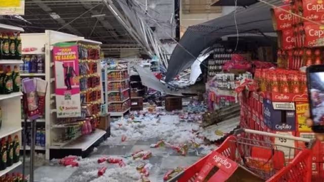 El techo de una tienda comercial cayó debido al granizo. Foto: Twitter