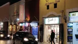 La mujer fue detenida por la Policía Municipal de Mérida luego de romper el aparador de una tienda de guayaberas