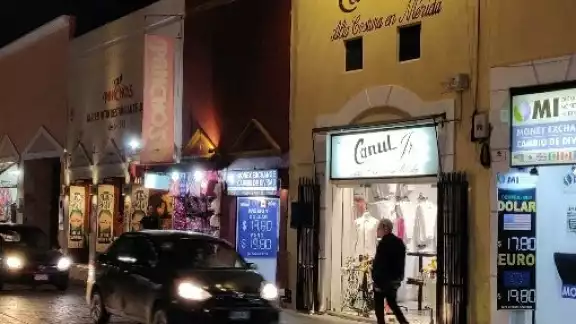La mujer fue detenida por la Policía Municipal de Mérida luego de romper el aparador de una tienda de guayaberas La mujer fue detenida por la Policía Municipal de Mérida luego de romper el aparador de una tienda de guayaberas