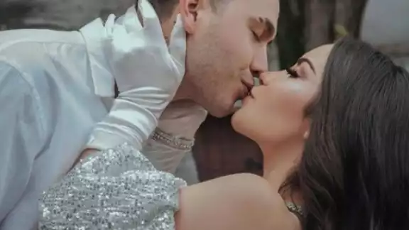 Escandalizó las redes sociales al tomar leche materna  de Kimberly Loaiza