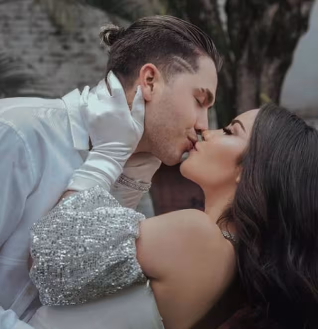 Escandalizó las redes sociales al tomar leche materna  de Kimberly Loaiza