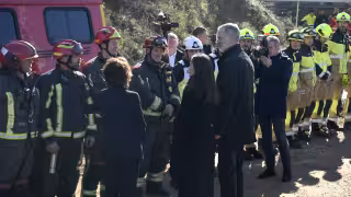 Los reyes de España visitan la zona cero del accidente ferroviario en Andalucía