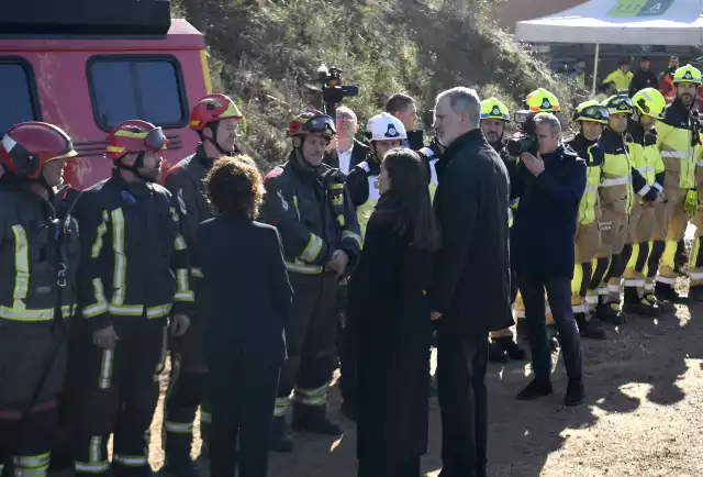 Durante su visita, los monarcas platicaron con los cuerpos de emergencia y rescate.
