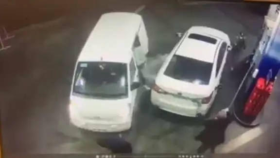 Hombre evita asalto bañando con gasolina a ladrones