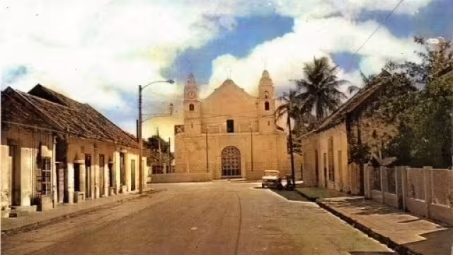 El templo de la Virgen de la Asunción también fue amenazada por el fuego; los pobladores sacaron la imagen entre cantos y oraciones para ponerla a salvo