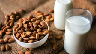 Tomar un vaso todos los días de leche de almendras ayuda a estimular los procesos digestivos e intestinales