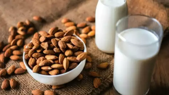 Tomar un vaso todos los días de leche de almendras ayuda a estimular los procesos digestivos e intestinales Tomar un vaso todos los días de leche de almendras ayuda a estimular los procesos digestivos e intestinales