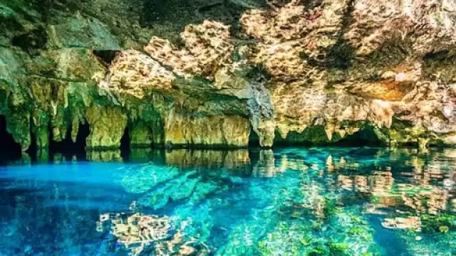 En el Parque Yax-Muul se ofician ceremonias mayas tradicionales, las cuales son realizadas por un sacerdote maya