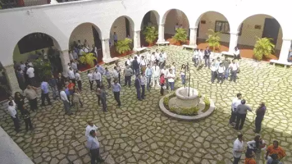 El regreso a las aulas y demás instalaciones universitarias, tales como laboratorios, talleres o clínicas se hará con un aforo limitado El regreso a las aulas y demás instalaciones universitarias, tales como laboratorios, talleres o clínicas se hará con un aforo limitado