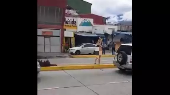 La mujer fue captada por decenas de curiosos que transitaban por el centro de Mérida La mujer fue captada por decenas de curiosos que transitaban por el centro de Mérida