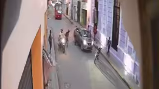 El hombre quedó debajo de las llantas del automóvil