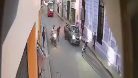 El hombre quedó debajo de las llantas del automóvil El hombre quedó debajo de las llantas del automóvil