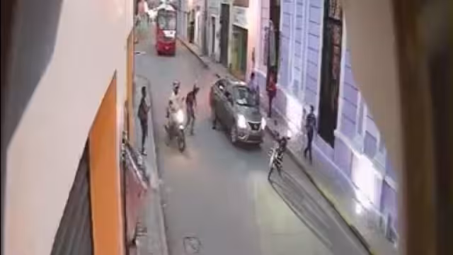 El hombre quedó debajo de las llantas del automóvil