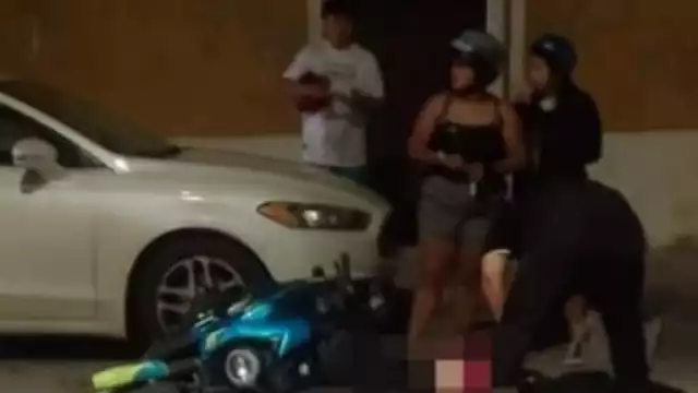 El hombre sufrió un trauma facial al golpearse con el casco de la mujer