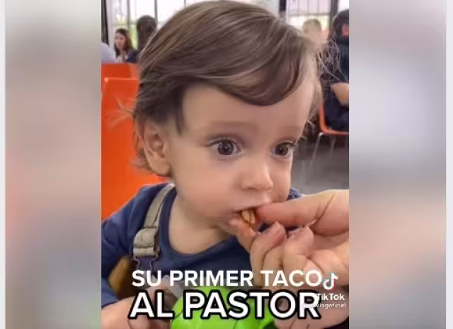 El pequeño lucas se encontraba en un restaurante con sus padres cuando probó su primer taco