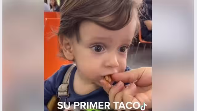 El pequeño lucas se encontraba en un restaurante con sus padres cuando probó su primer taco