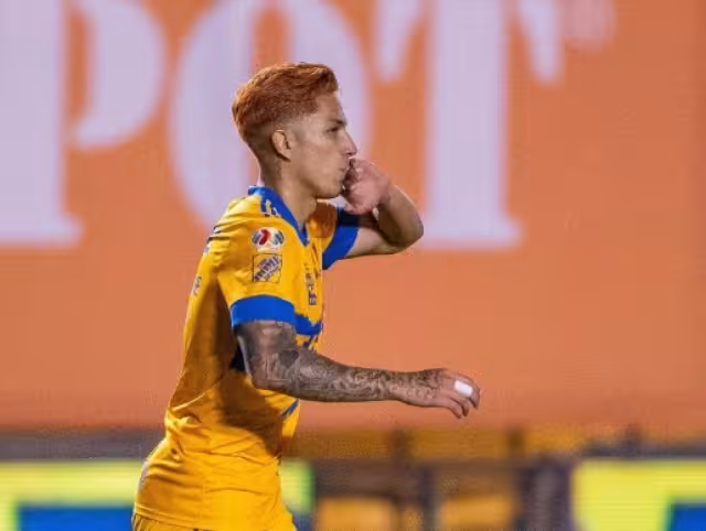 Carlos Salcedo se burló de Cruz Azul