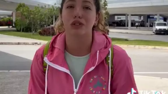 La visitante connacional incluso los acusó de trato grosero y déspota