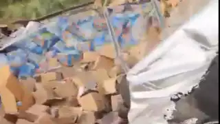 Las despensas quedaron tiradas a la orilla de la carretera