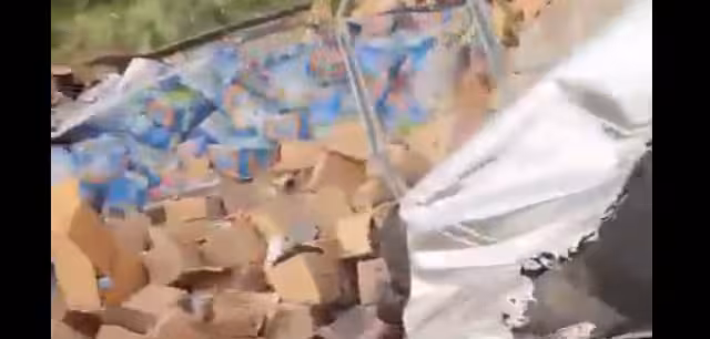 Las despensas quedaron tiradas a la orilla de la carretera