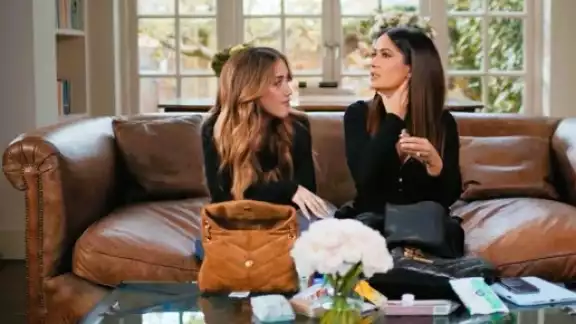 Salma Hayek y Valentina Pinault mostraron todo lo que llevan en sus bolsos. Foto: Captura de pantalla Salma Hayek y Valentina Pinault mostraron todo lo que llevan en sus bolsos. Foto: Captura de pantalla