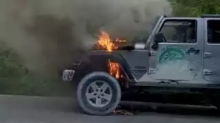 Auto termina quemado por corto circuito en Cozumel