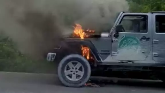 Auto termina quemado por corto circuito en Cozumel