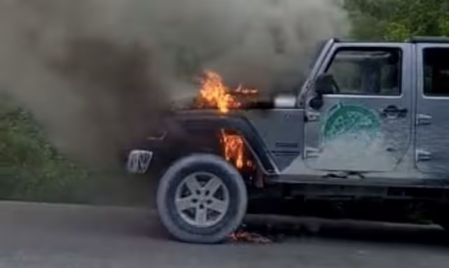 Auto termina quemado por corto circuito en Cozumel