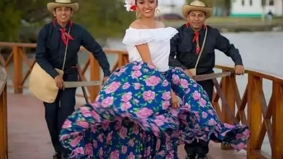 Esta tradicional danza, expone la manera característica de diversión que tenían los chicleros Esta tradicional danza, expone la manera característica de diversión que tenían los chicleros