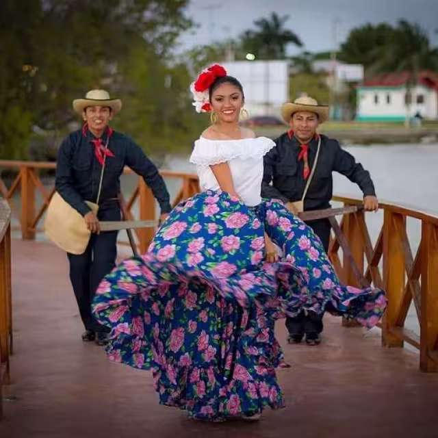 Esta tradicional danza, expone la manera característica de diversión que tenían los chicleros