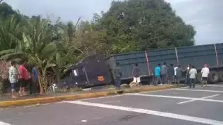 La pesada unidad terminó fuera de la carretera
