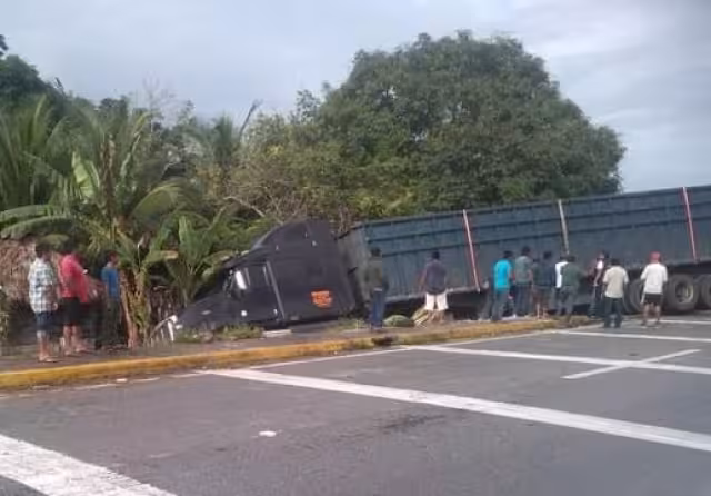 La pesada unidad terminó fuera de la carretera