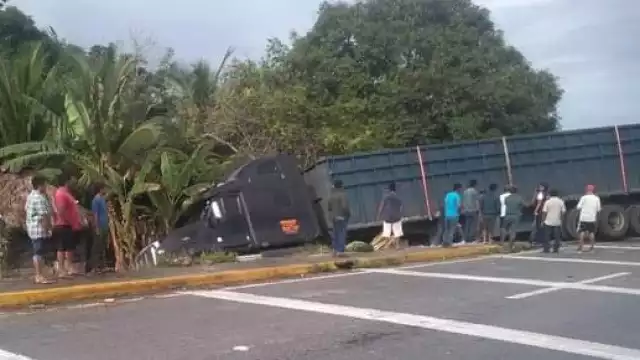 La pesada unidad terminó fuera de la carretera