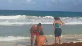 Dos hombres y una mujer fueron rescatados este domingo. Foto: Arturo Mezo