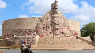 Tras la marcha del 8M, inician labores de limpieza de grafitis en Paseo de Montejo; el INAH evaluará daños   en esculturas históricas