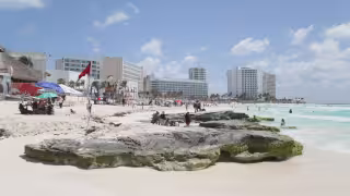 Marea de retorno obliga a colocar banderas rojas en 70% de las playas de Cancún