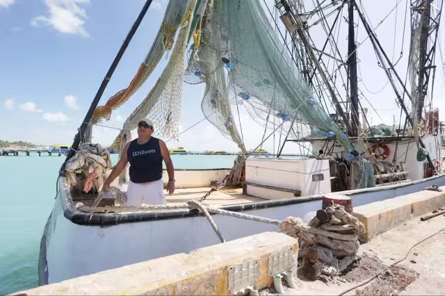 peradores refirieron que hay días que, tras una jornada, solo obtienen tres kilos de escama.