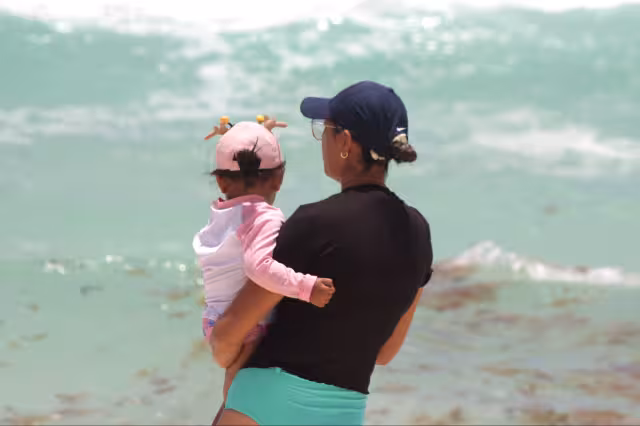 Mientras algunas progenitoras pasarán el día en la playa junto a sus retoños, otras deberán presentarse a laborar al ser ignoradas en sus empresas