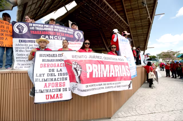 Determinaron acudir a sus planteles y oficinas únicamente para colocar banderas rojinegras, lonas y carteles con mensajes de apoyo al paro nacional