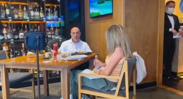 Héctor Suárez Gomís aceptó que rompió los lentes de Vicente Serrano. Foto: Captura de pantalla
