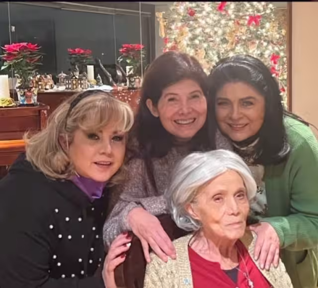 Victoria, Marcela y Gabriela junto a su madre