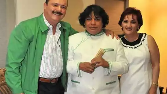 Duarte era amigo personal del cantante de Juárez quien se presentó en uno de sus cumpleaños Duarte era amigo personal del cantante de Juárez quien se presentó en uno de sus cumpleaños