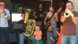 Jóvenes, adultos y niños, bailan y cantan al ritmo de "Cómo me Duele", éxito del 'Gallo de Oro'